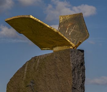 Sommerfugle skulpturen på den nye kirkegård ved Askov kirke.. Foto: Leif Christensen